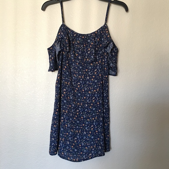 F21 & Divided Off-the-shoulder Floral Dresses - Picture 2 of 6